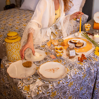 Bumble Homecoming Scalloped Starter Plate - Case of 12 Plates (+3 Bonus Plates)