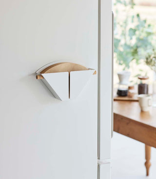 Magnetic Coffee Filter Case - Size 04 - Steel + Wood - By Baano