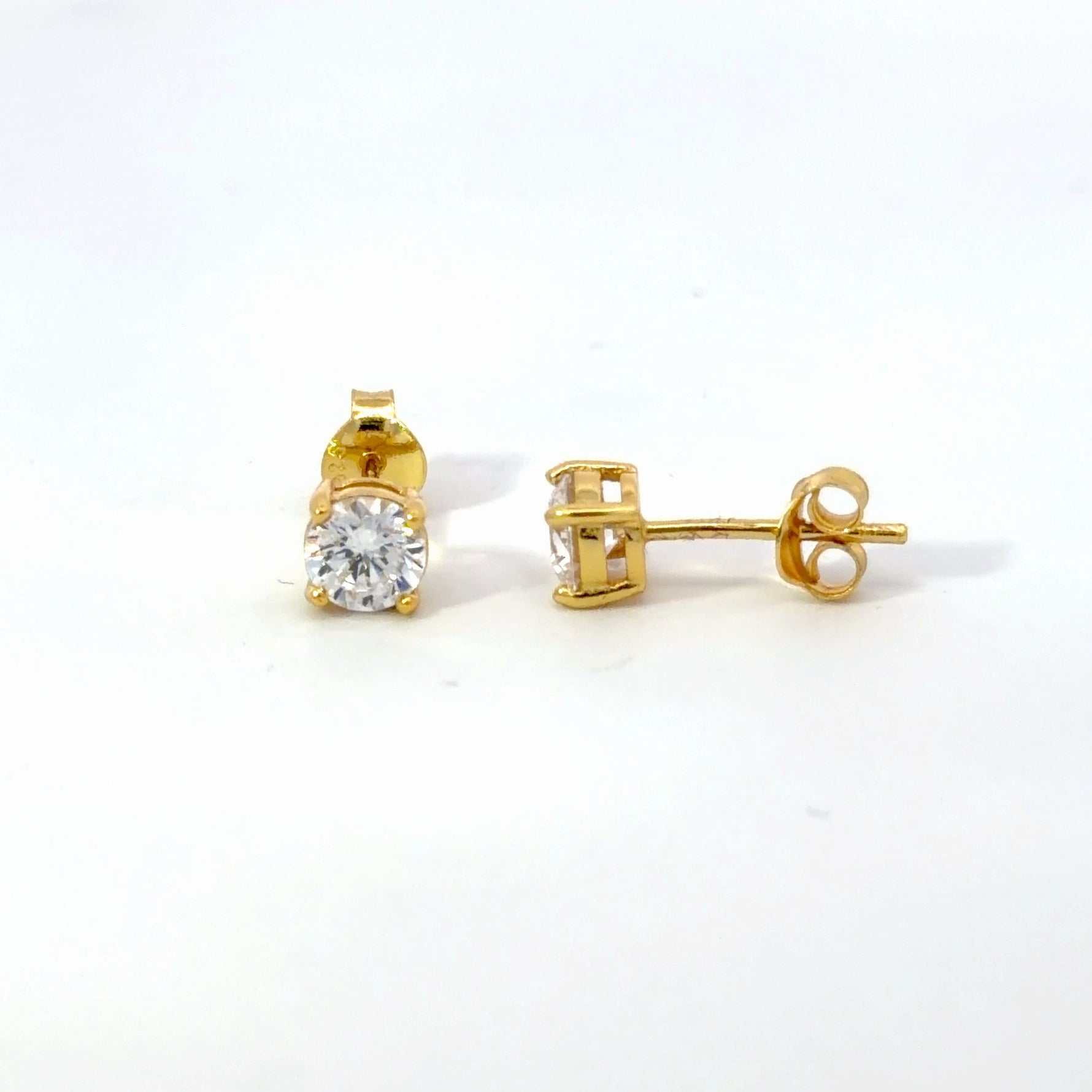 5mm Brilliant Round Cut Studs in Gold - Effortless Elegance