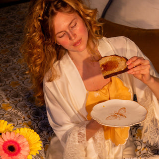 Bumble Homecoming Scalloped Starter Plate - Case of 12 Plates (+3 Bonus Plates)