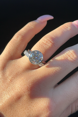 4.5ctw Round Cut Moissanite Bezel Set Solitaire Engagement Ring Ring Deluxe Fine Jewelry