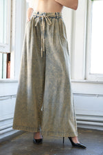 PASSING THOUGH DENIM PANTS - By Baano