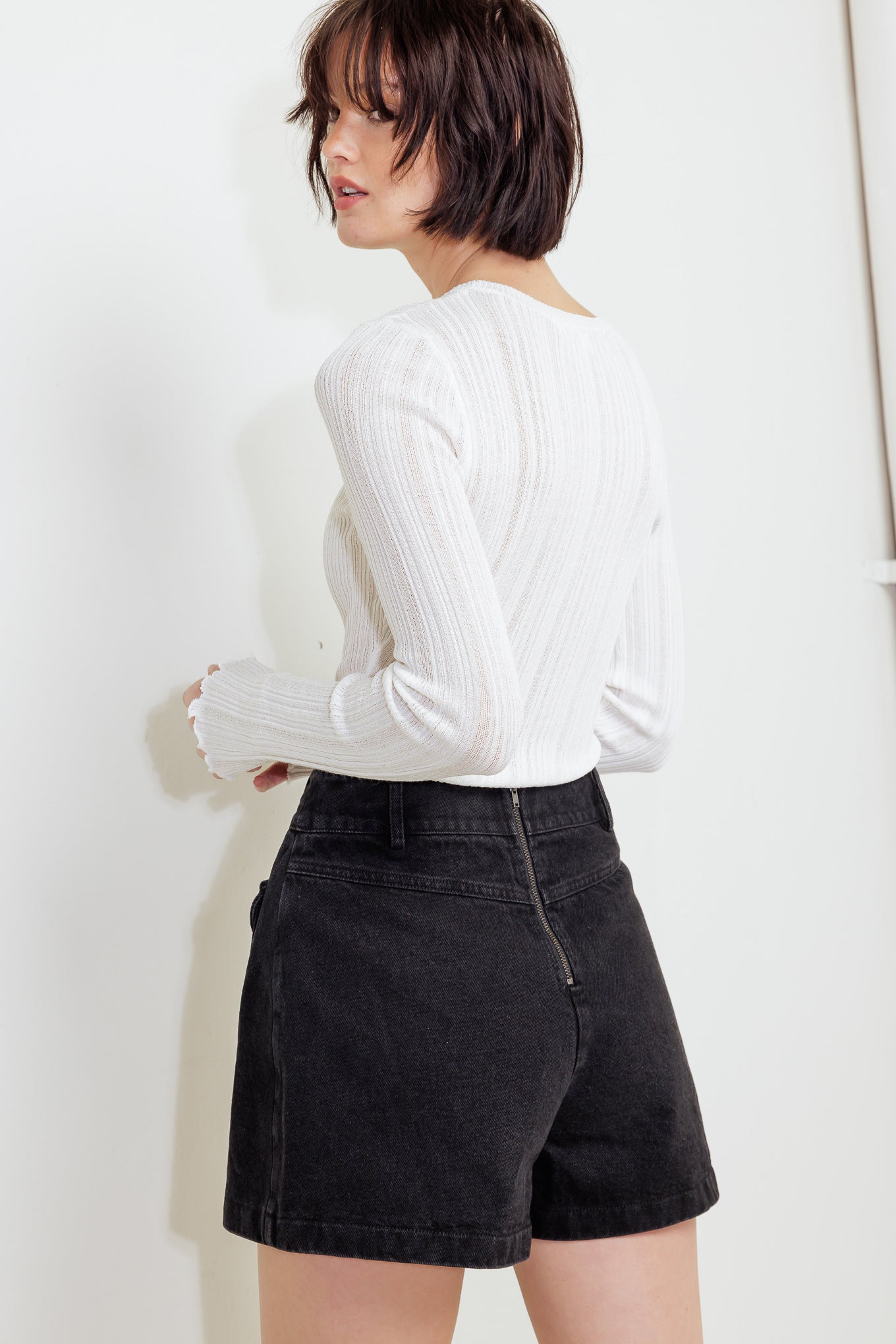 TAILORED FLOW BLACK WOVEN SKORT - By Baano