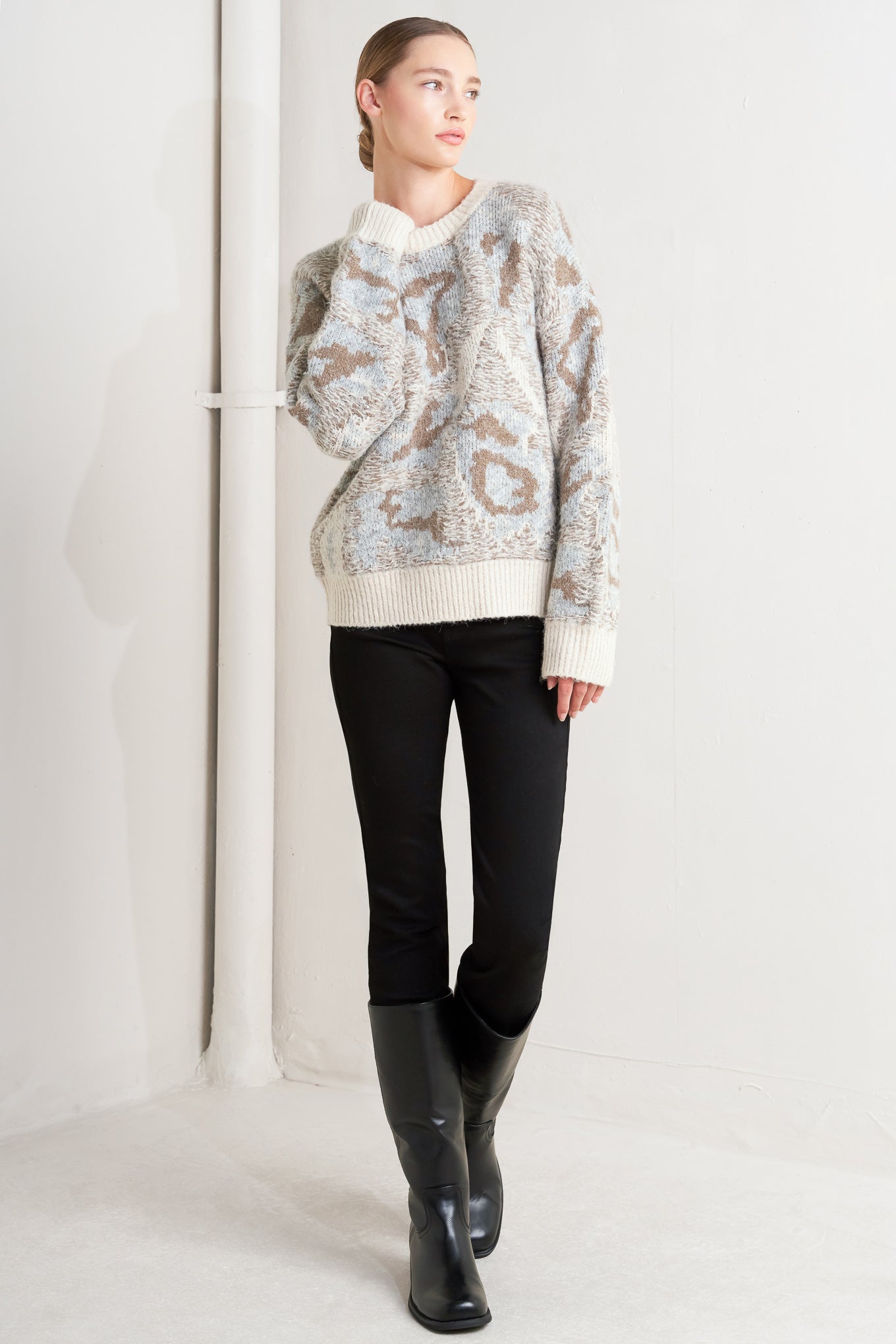 PROMINENT CHARM PULLOVER SWEATER TOP