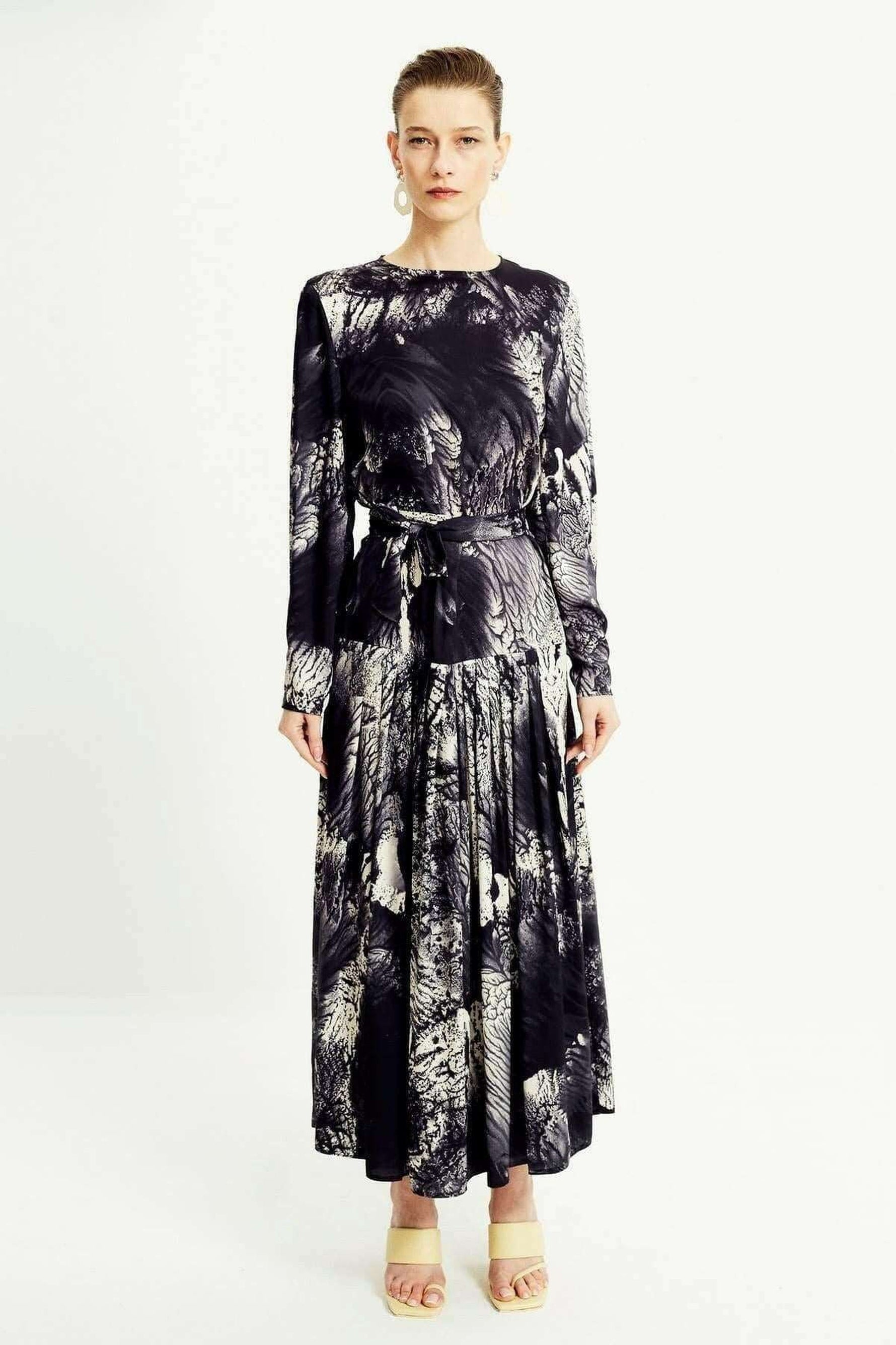 Long Maxi Dress with Sleeves and Side Pocket - By Baano
