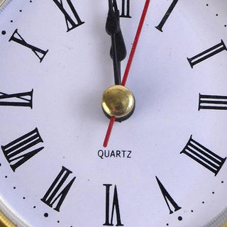 High Quality Vintage Black Metal Art Table Clock Metal Retro Silent Non-Ticking Battery Control Classic Roman dial Small Table Clock for Bedrooms Stevvex