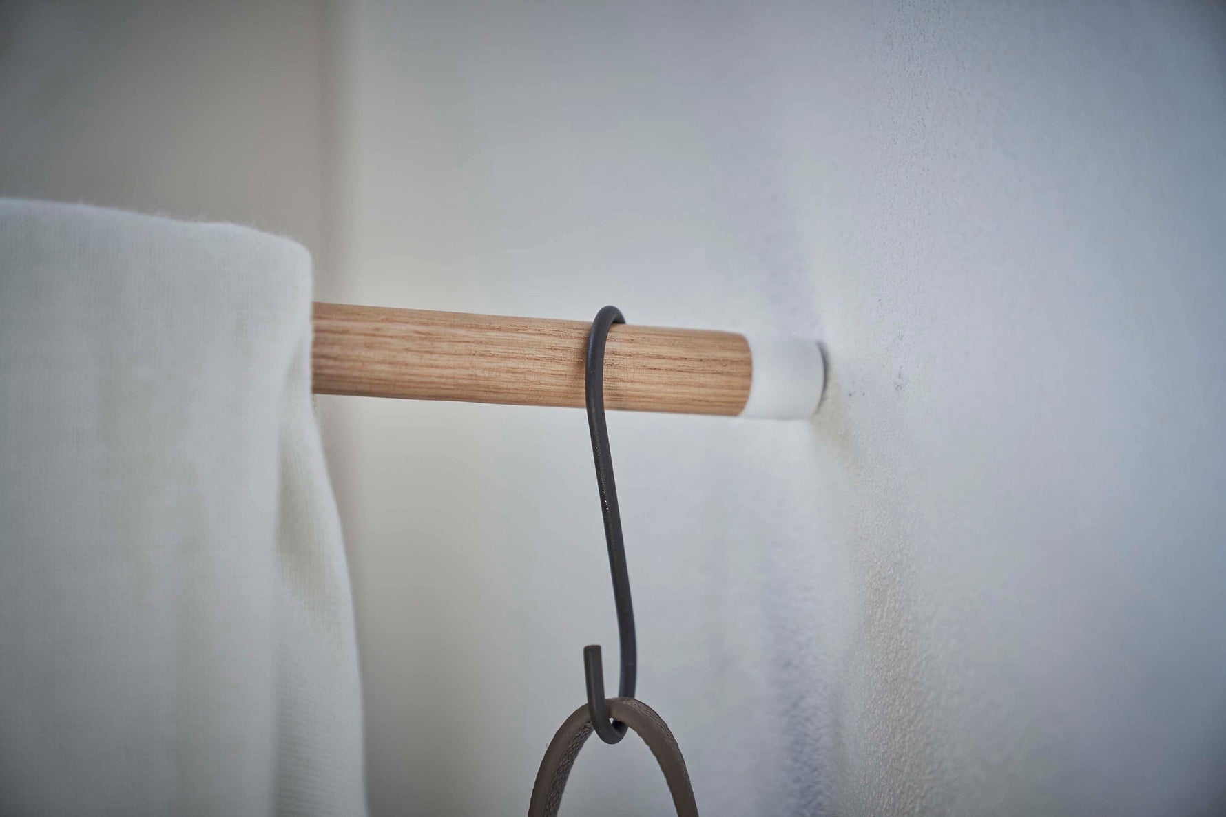 Corner Leaning Coat Hanger (63
