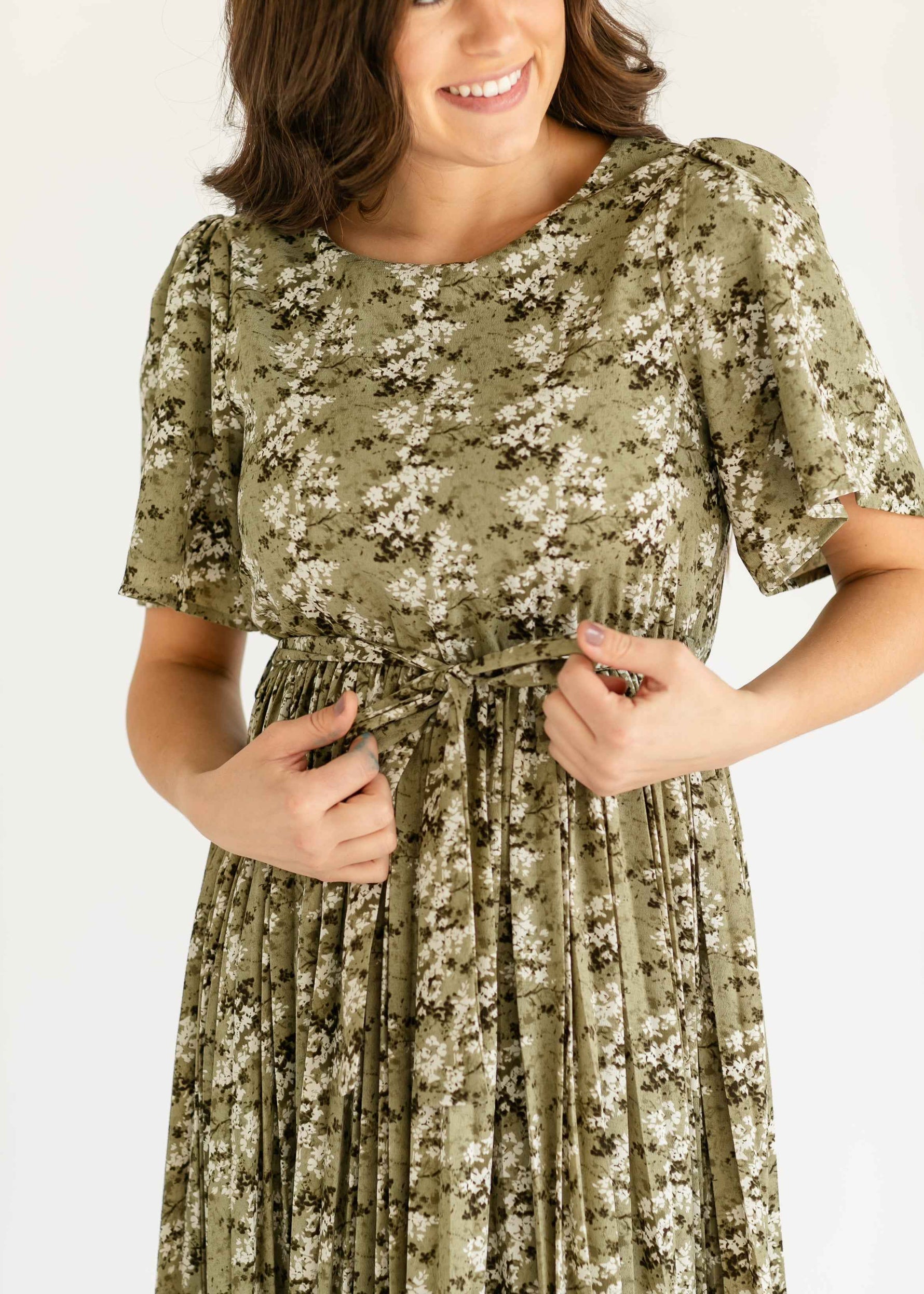 Louise Short Sleeve Pleated Midi Dress - Glamourous Grace