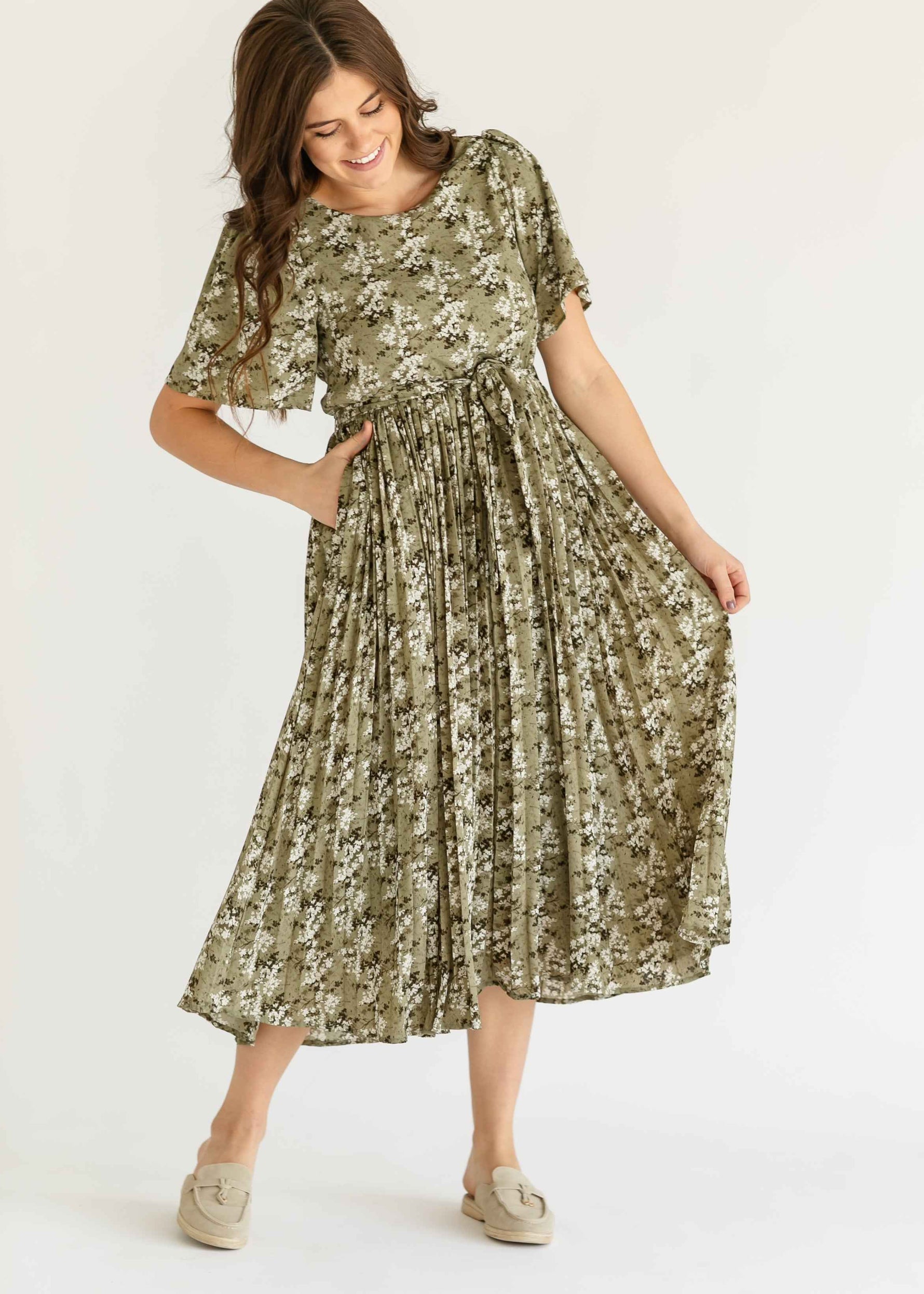 Louise Short Sleeve Pleated Midi Dress - Glamourous Grace