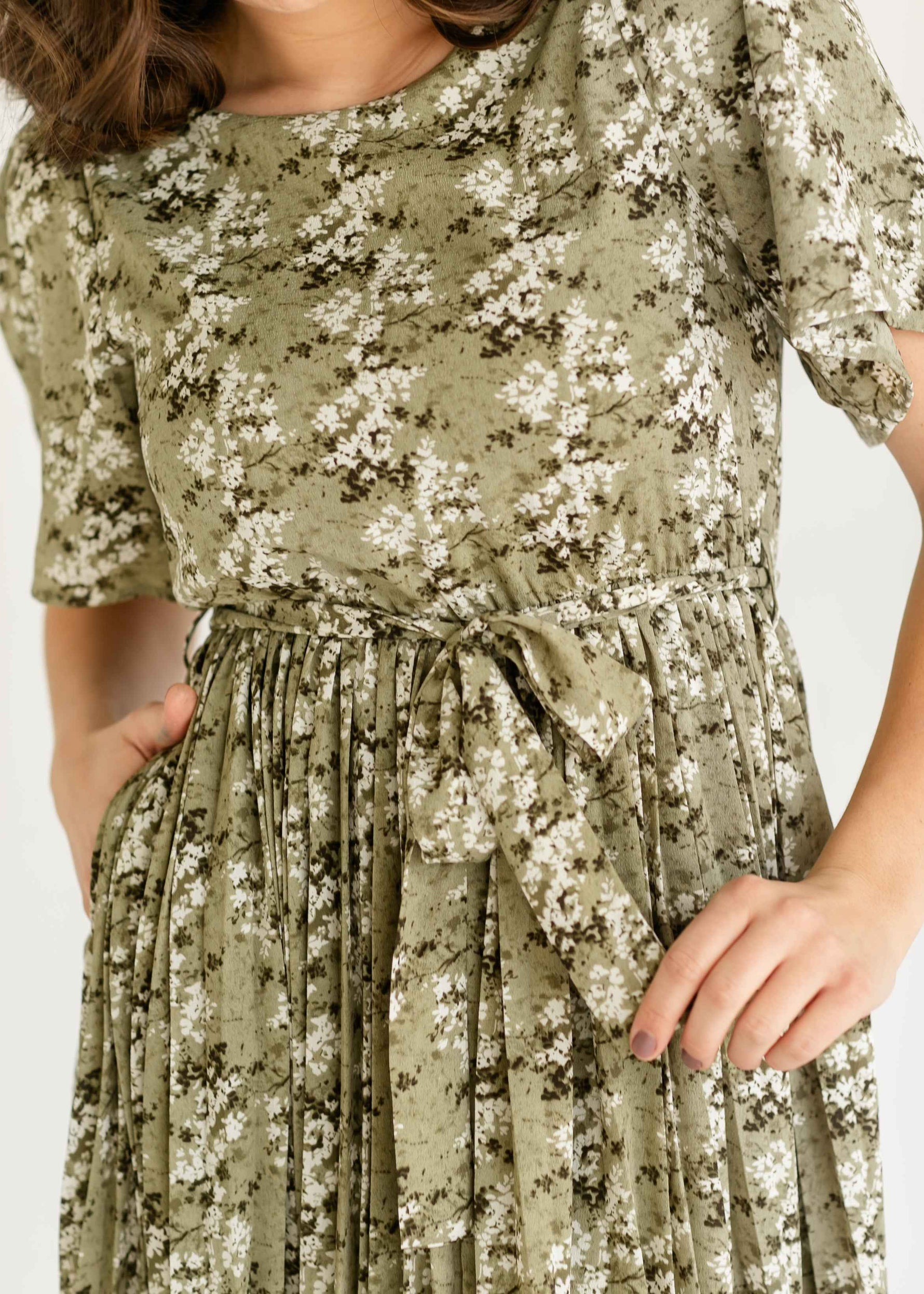 Louise Short Sleeve Pleated Midi Dress - Glamourous Grace