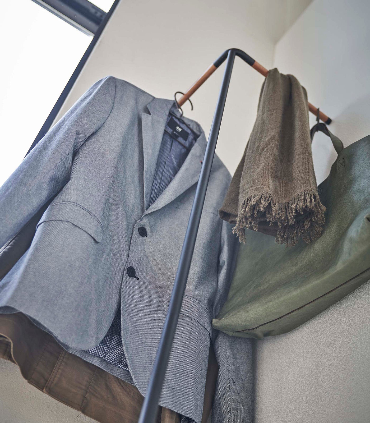 Corner Leaning Coat Hanger (63