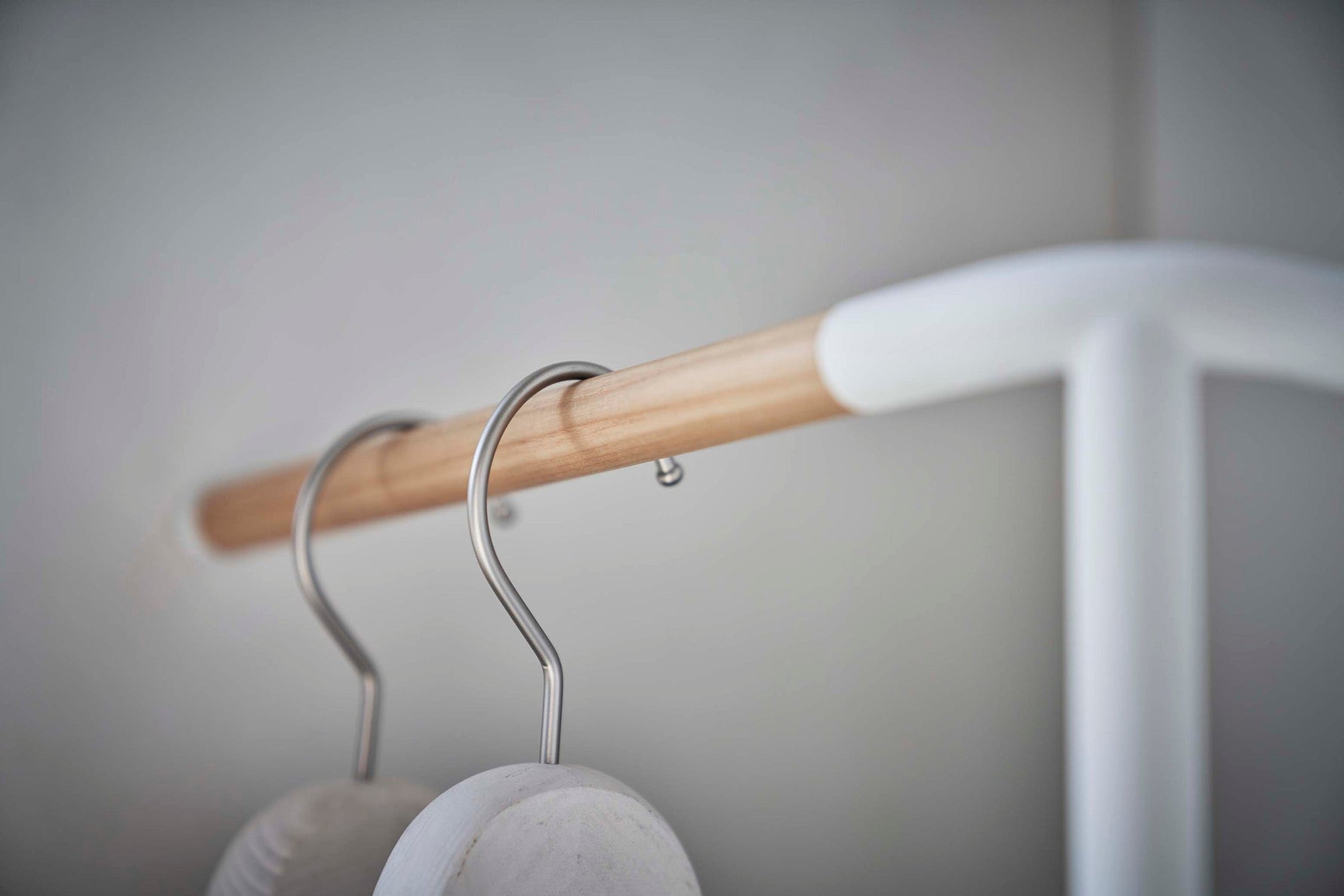 Corner Leaning Coat Hanger (63